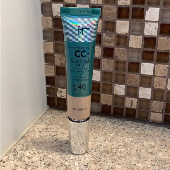 it cosmetics Other - It cosmetics CC cream Matte. Shade Light